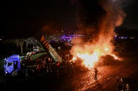 Farmers Block RN165 Motorway - Brittany