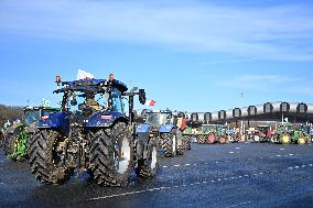 Farmers Block The Motorway Toll - Saint-Arnoult-en-Yvelines