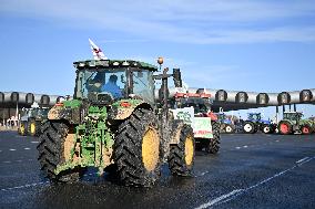 Farmers Block The Motorway Toll - Saint-Arnoult-en-Yvelines