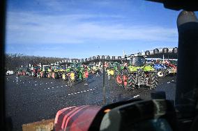 Farmers Block The Motorway Toll - Saint-Arnoult-en-Yvelines