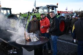 Farmers Block The Motorway Toll - Saint-Arnoult-en-Yvelines