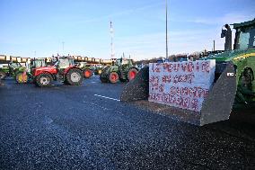 Farmers Block The Motorway Toll - Saint-Arnoult-en-Yvelines