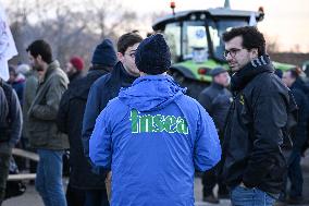 Farmers Block The Motorway Toll - Saint-Arnoult-en-Yvelines