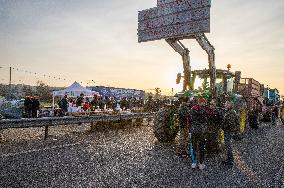 Farmers Block The Ring Road - Albi