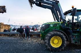 Farmers Block The Ring Road - Albi