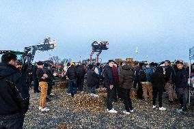 Farmers Block The Ring Road - Albi