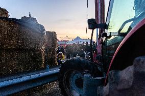 Farmers Block The Ring Road - Albi