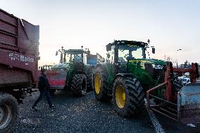 Farmers Block The Ring Road - Albi