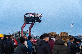 Farmers Block The Ring Road - Albi