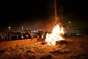 Farmers Block The Motorway Toll - Saint-Arnoult-en-Yvelines