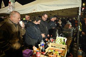 Farmers Block The Motorway Toll - Saint-Arnoult-en-Yvelines