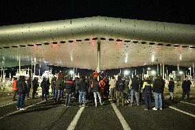 Farmers Block The Motorway Toll - Saint-Arnoult-en-Yvelines