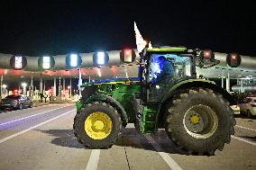 Farmers Block The Motorway Toll - Saint-Arnoult-en-Yvelines