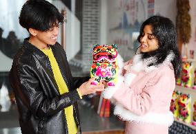 Foreign Students Experience Traditional Chinese Culture