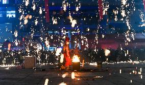 Artists Perform Ironcraft Flowers in Qianxinan