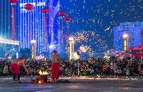 Artists Perform Ironcraft Flowers in Qianxinan