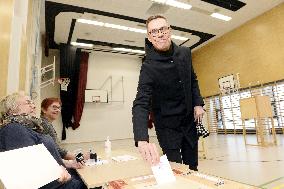 National Coalition presidential candidate Alexander Stubb votes