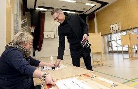 National Coalition presidential candidate Alexander Stubb votes