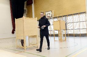 National Coalition presidential candidate Alexander Stubb votes