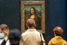Protesters Throw Soup At Da Vinci Painting - Paris