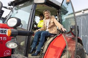 Marine Le Pen visit a farm - Radinghem en Weppes