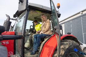 Marine Le Pen visit a farm - Radinghem en Weppes