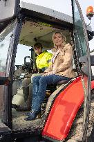 Marine Le Pen visit a farm - Radinghem en Weppes