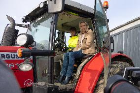 Marine Le Pen visit a farm - Radinghem en Weppes