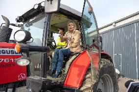 Marine Le Pen visit a farm - Radinghem en Weppes