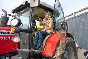 Marine Le Pen visit a farm - Radinghem en Weppes