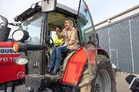 Marine Le Pen visit a farm - Radinghem en Weppes