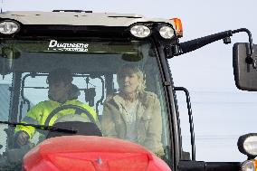 Marine Le Pen visit a farm - Radinghem en Weppes