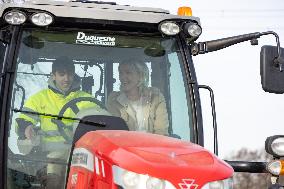 Marine Le Pen visit a farm - Radinghem en Weppes