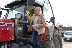 Marine Le Pen visit a farm - Radinghem en Weppes