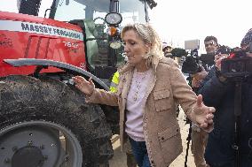 Marine Le Pen visit a farm - Radinghem en Weppes