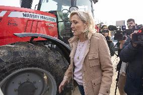 Marine Le Pen visit a farm - Radinghem en Weppes