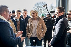 Marine Le Pen visit a farm - Radinghem en Weppes