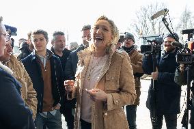 Marine Le Pen visit a farm - Radinghem en Weppes