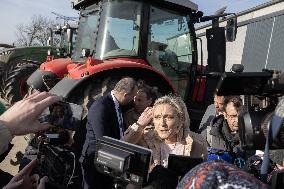 Marine Le Pen visit a farm - Radinghem en Weppes