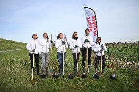 Female athletes participed symbolic planting of 2024 trees - Saint Quentin les Yvelines