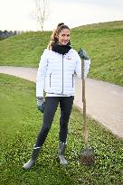Female athletes participed symbolic planting of 2024 trees - Saint Quentin les Yvelines