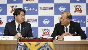 Japan top gov't spokesman in Okinawa
