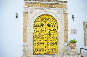 TUNISIA-TUNIS-WOODEN DOORS