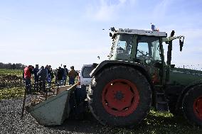 Farmers Block A4 Motorway - Jossigny