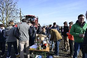 Farmers Block A4 Motorway - Jossigny