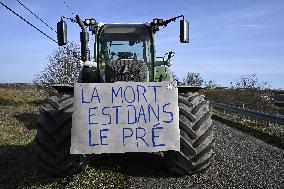 Farmers Block A4 Motorway - Jossigny