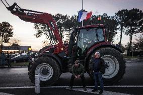 Farmers Block Entrance To Langon Motorway Toll Plaza - Gironde