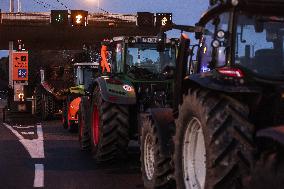 Farmers Block Entrance To Langon Motorway Toll Plaza - Gironde