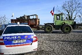 Farmers Block A4 Motorway - Jossigny