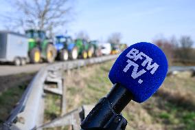 Farmers Block A4 Motorway - Jossigny